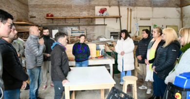 La jefa de Gabinete, visitó a los alumnos del curso de Carpintería brindado por la Escuela Universitaria de Oficios en convenio con el CUCH