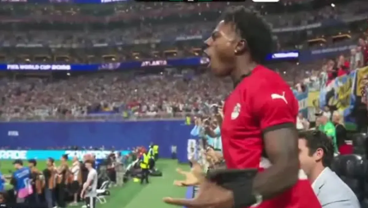 El influencer Speed intent&oacute; distraer a Lionel Messi durante el penal frente a Egipto