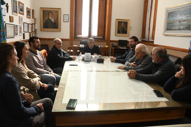 Britos mantuvo una reuni&oacute;n con autoridades de la Asociaci&oacute;n Rural luego del ofrecimiento para trabajar en los caminos rurales