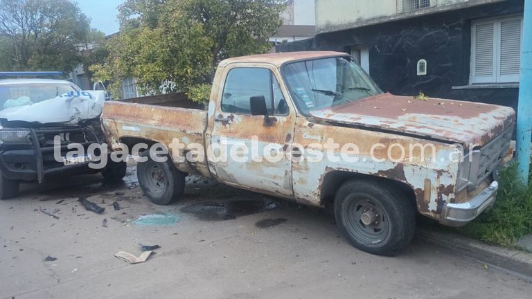 (Video) Dos policías resultaron heridos tras un choque con un móvil policial en Chivilcoy