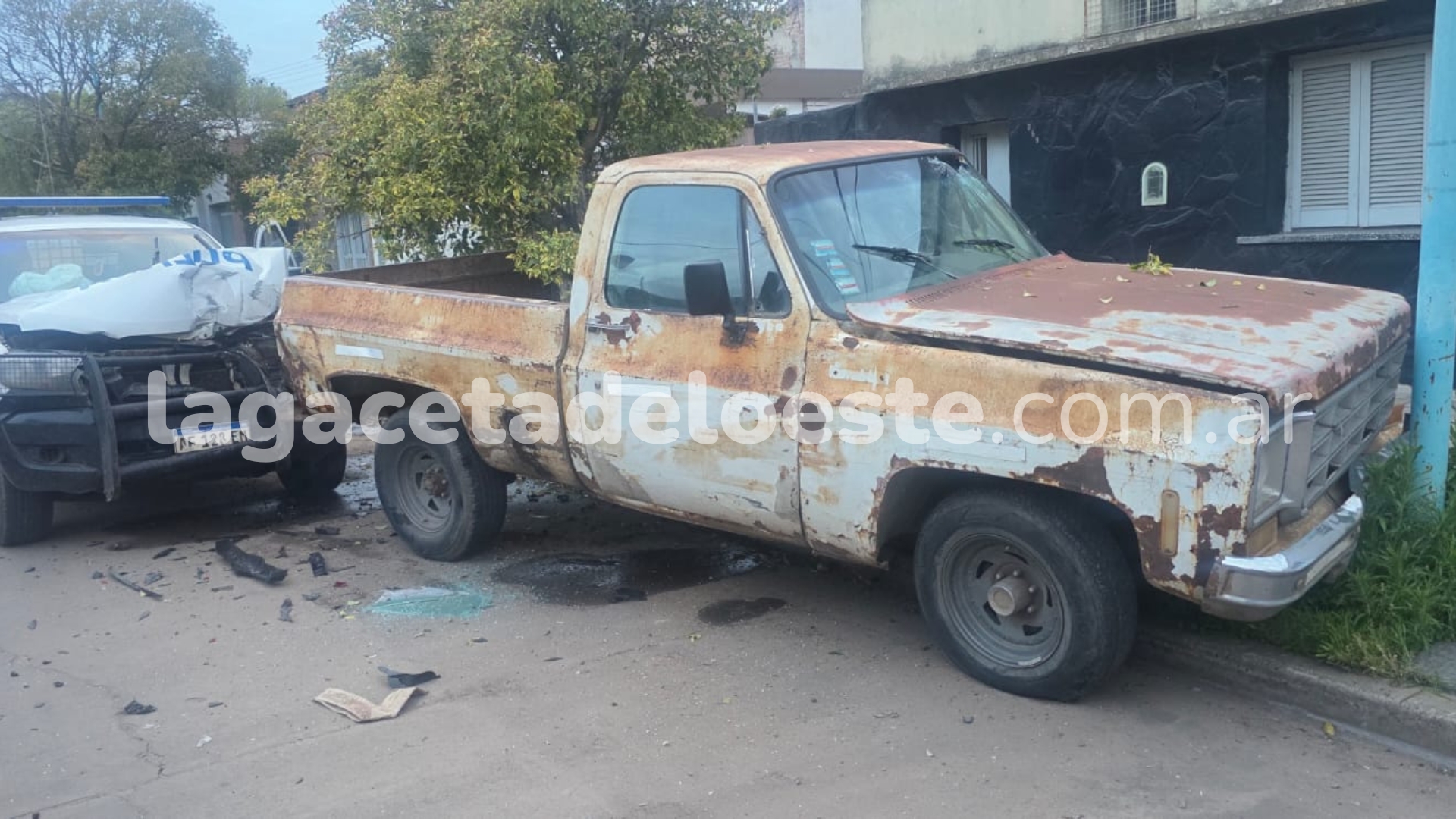 (Video) Dos policías resultaron heridos tras un choque con un móvil policial en Chivilcoy