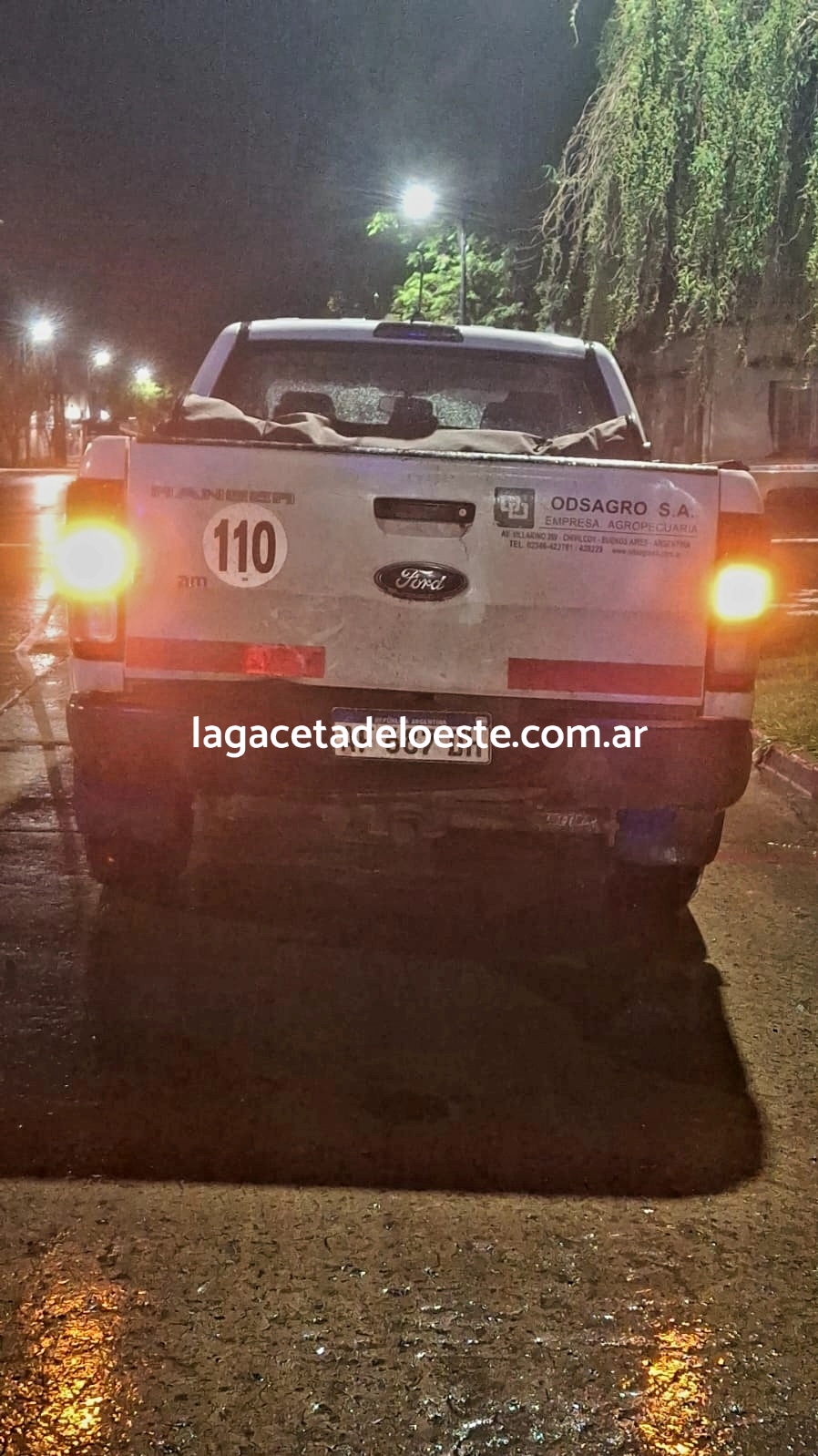 Una moto colisionó contra una camioneta. Sufrió una fractura