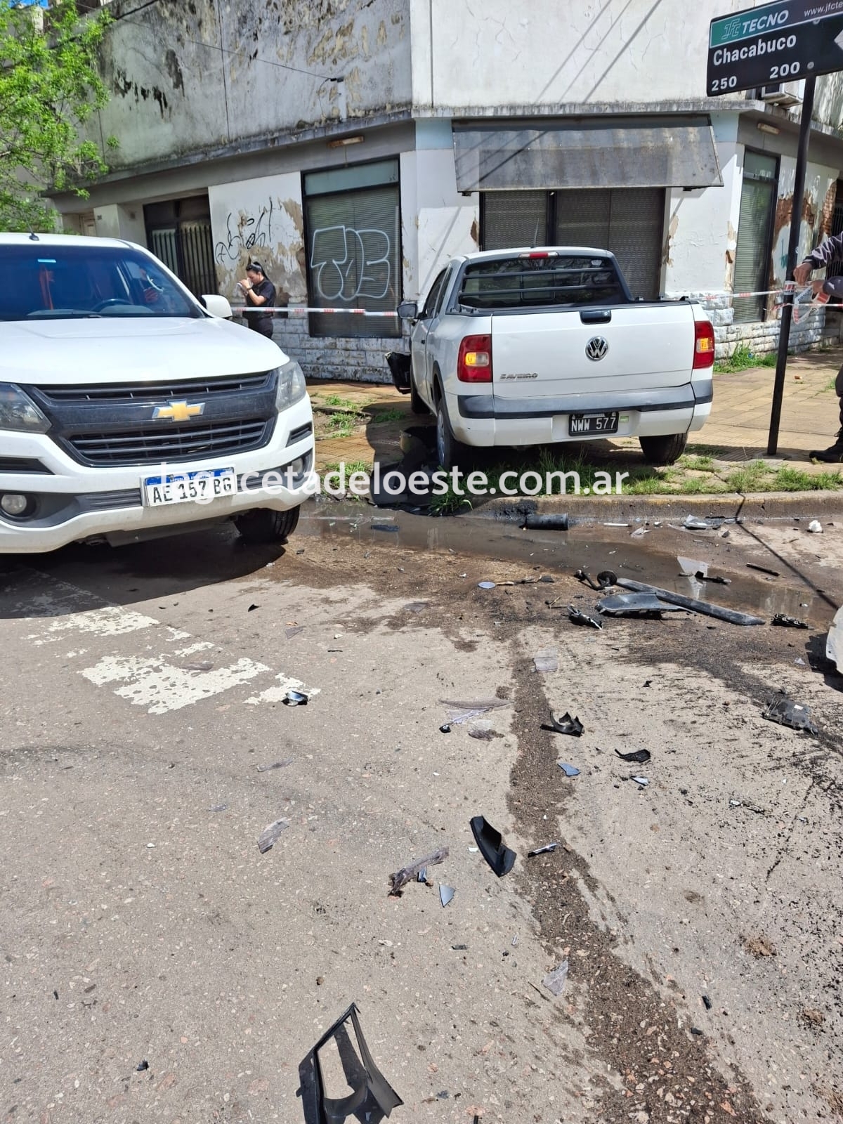 Choque entre dos camionetas: un conductor fue trasladado al Hospital y una camioneta secuestrada
