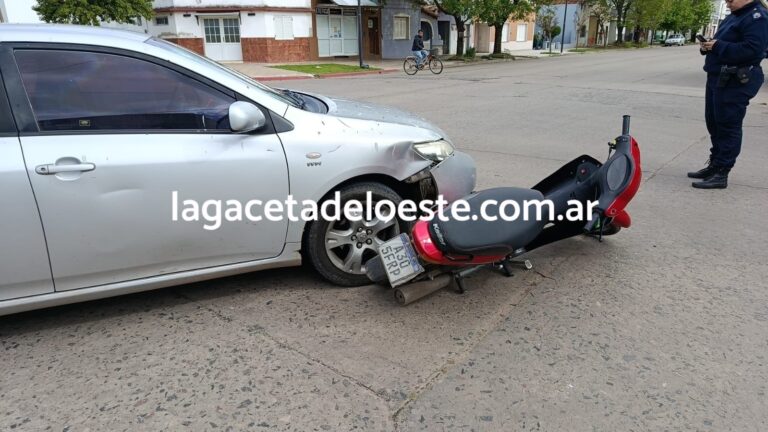 Un auto fue embestido por una moto, que se desplazaba por el lado derecho del rodado