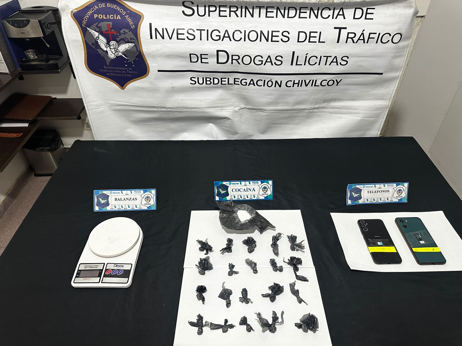 Allanamiento: una pareja aprehendida y secuestro de droga y celulares