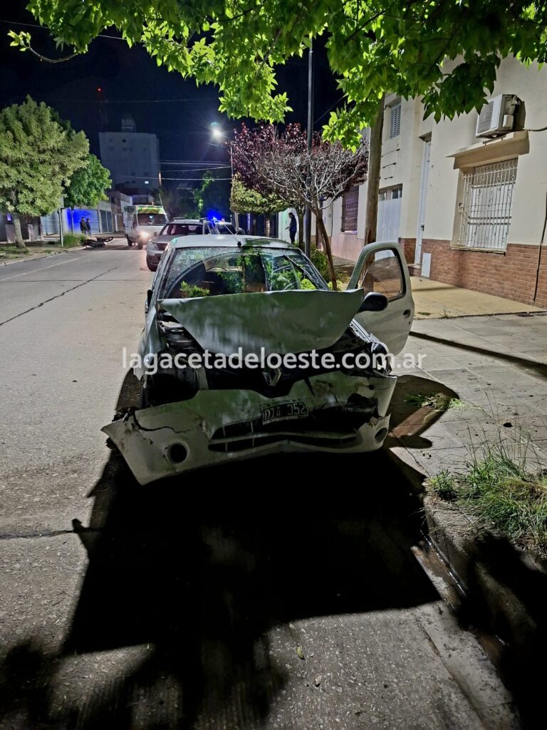 Violenta colisión entre una moto de delivery y un auto: impactó con dos autos estacionado y dio positivo en alcoholemia