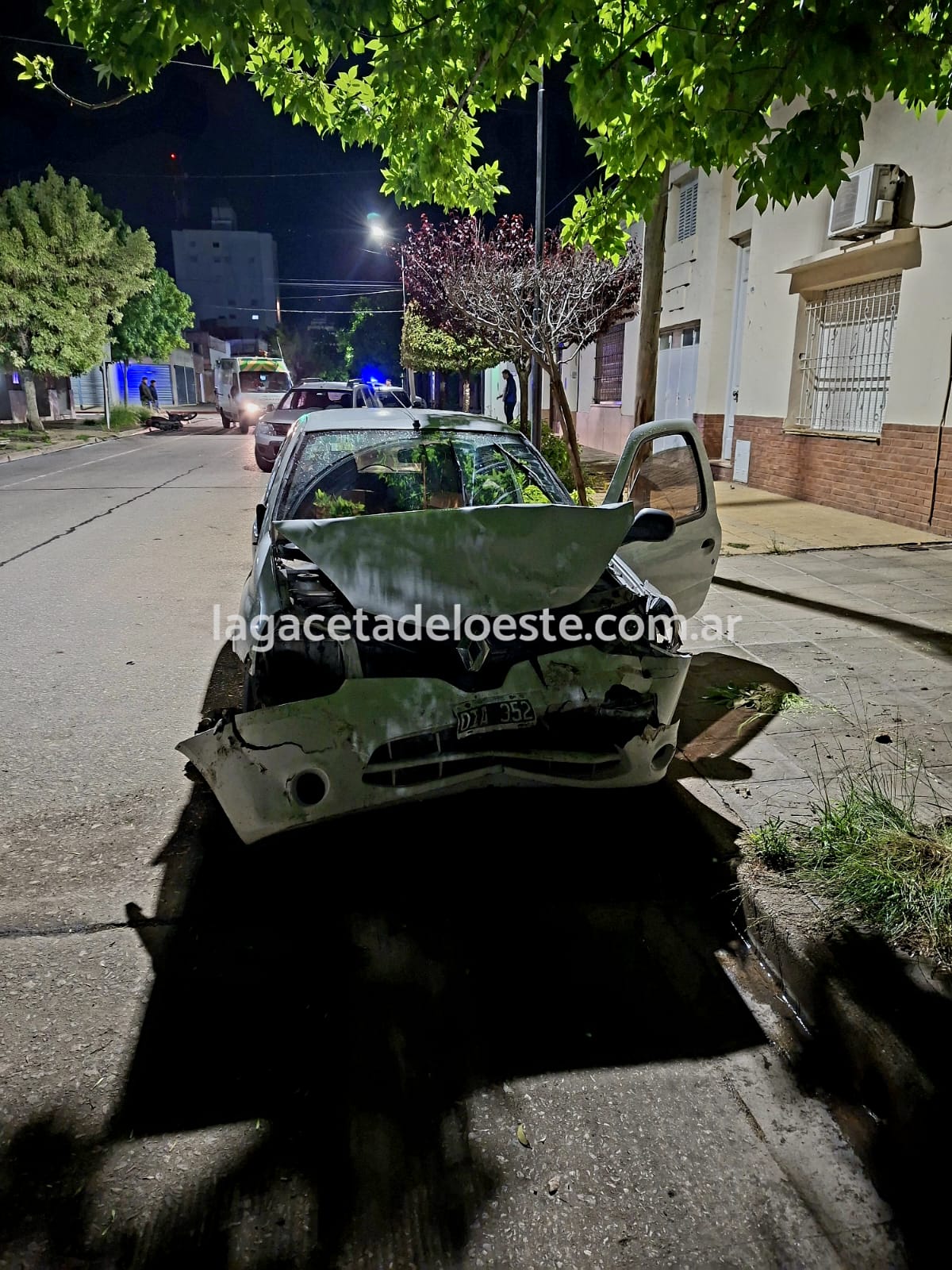 Violenta colisión entre una moto de delivery y un auto: impactó con dos autos estacionado y dio positivo en alcoholemia