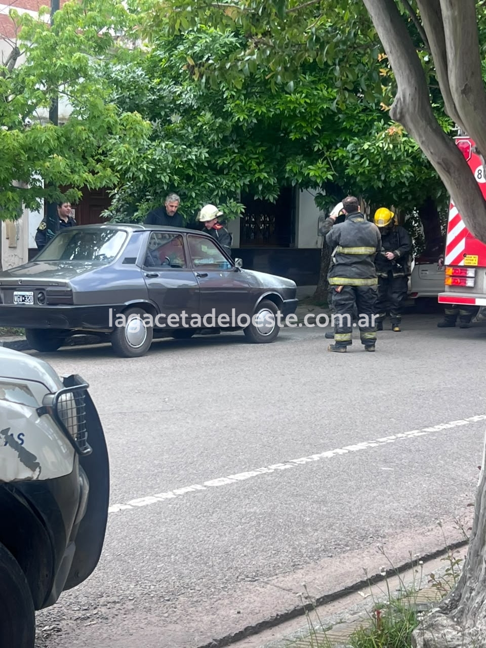 Principio de incendio en un vehículo en calle 9 de Julio